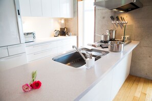 Full-sized fridge, microwave, oven, stovetop - Yume Basho (Kutchan)