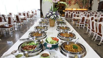 Café da manhã, almoço e jantar; culinária tailandesa