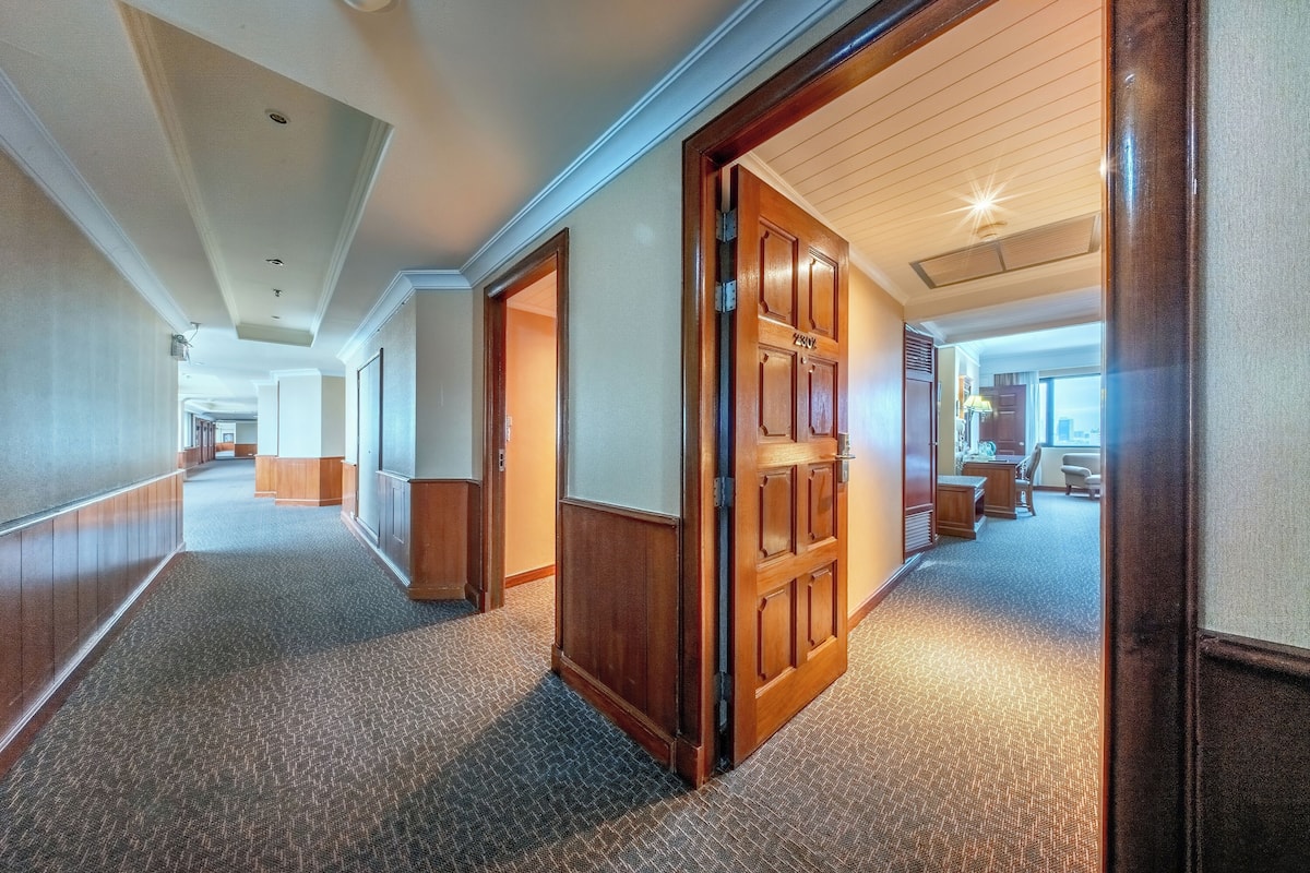 Connecting Deluxe Room | Minibar, safe på rommet, skrivebord og blendingsgardiner