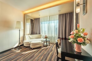 Triple Grand Deluxe | Minibaari, tallelokero huoneessa, työpöytä, pimennysverhot