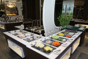 Daily buffet breakfast for a fee - Royal Benja Hotel - Big Room Family-Friendly (Bangkok)