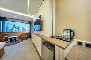 Triple Deluxe Premier | Minibar, caja de seguridad en la habitación y escritorio 