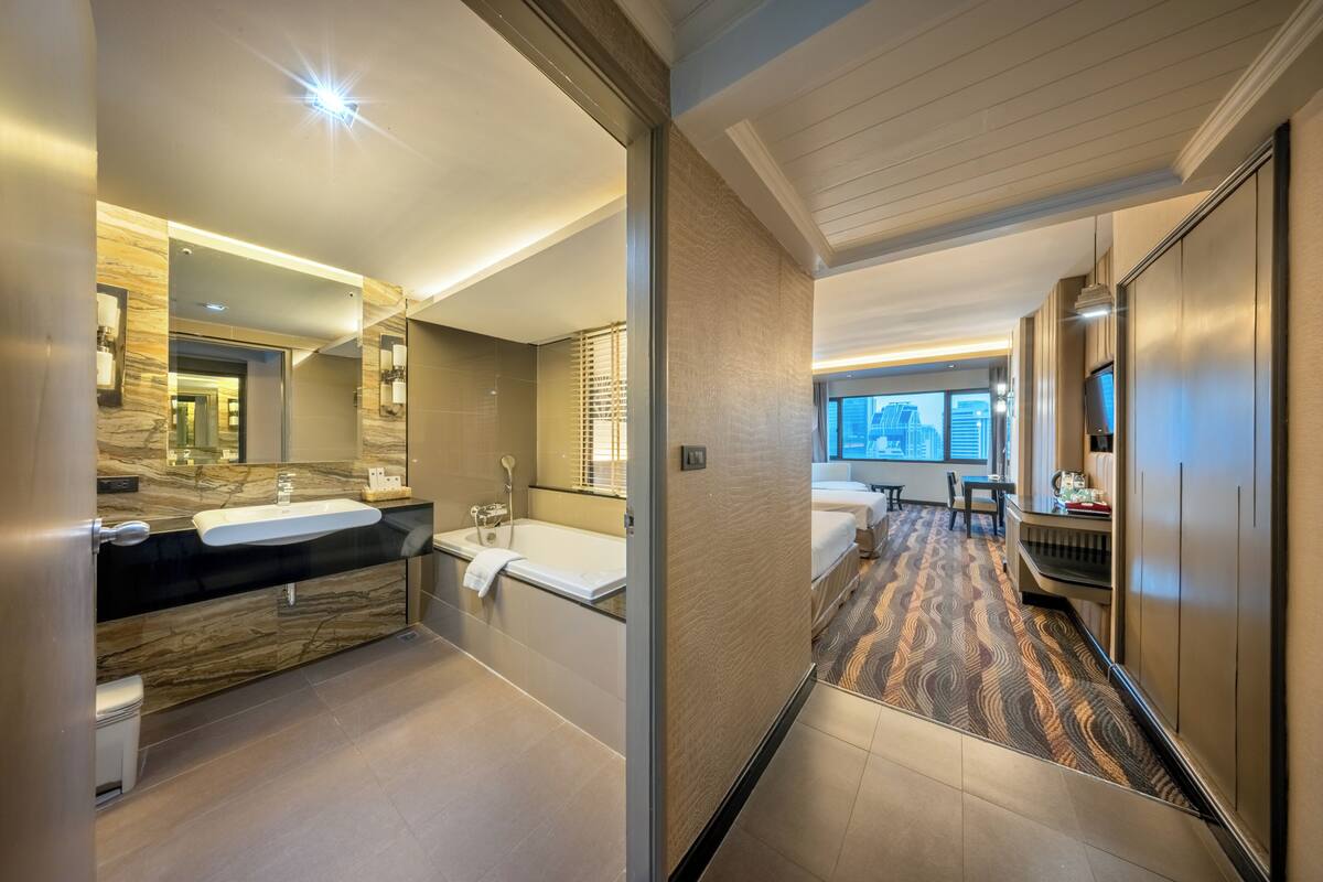 Triple Grand Deluxe | Minibar, safe på rommet, skrivebord og blendingsgardiner