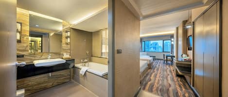 Minibar, coffres-forts dans les chambres, bureau, rideaux occultants