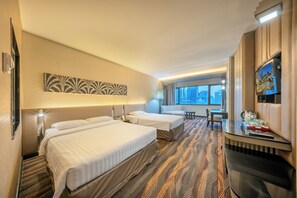 Triple Grand Deluxe | Bar mini, peti besi dalam bilik, meja, langsir/tirai gelap terus 