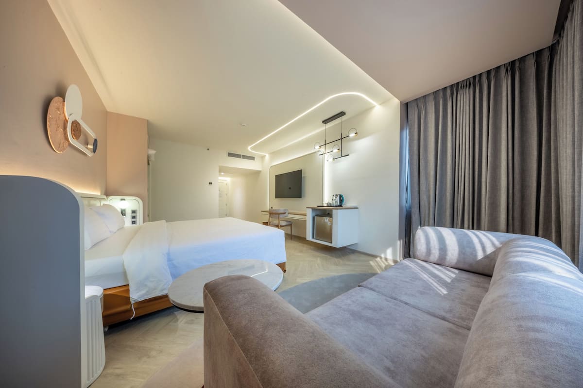 Triple Deluxe Premier | Minibar, safe på rommet, skrivebord og blendingsgardiner