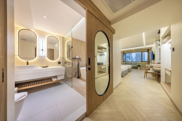 Triple Deluxe Premier | Minibar, in-room safe, desk, blackout curtains - Royal Benja Hotel - Big Room Family-Friendly (Bangkok)