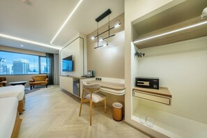 Triple Deluxe Premier | Minibar, caja de seguridad en la habitación y escritorio 