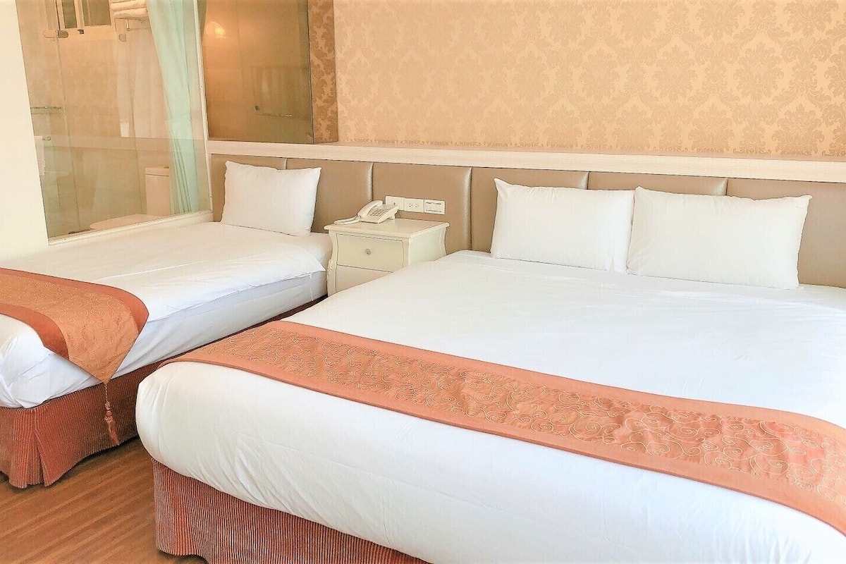 deluxe triple room | 1 bedroom, minibar, in-room safe, desk