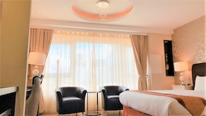 Deluxe-Vierbettzimmer (Family room) | Minibar, Zimmersafe, Schreibtisch, Verdunkelungsvorhänge