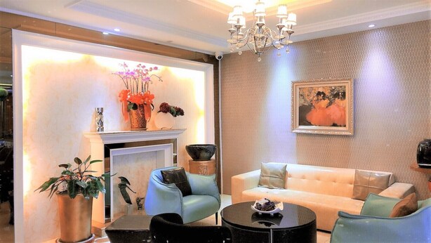 Un salon moderne avec une cheminée, un canapé et une table basse.