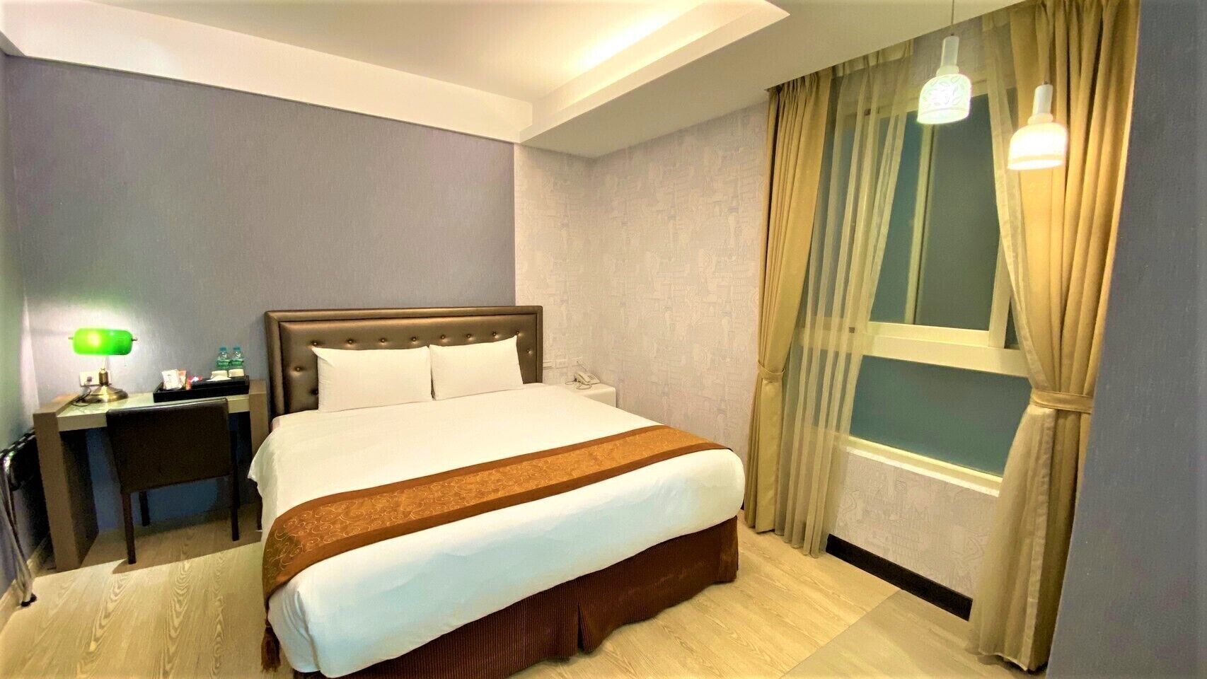 Minibar, caja de seguridad en la habitación y escritorio 