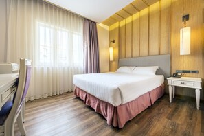 Grand-Doppelzimmer, 1 Doppelbett | Schreibtisch, schallisolierte Zimmer, kostenloses WLAN