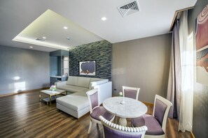 Suite, 2 camere da letto | Soggiorno | TV