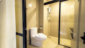 Un bagno moderno con il WC, doccia e box doccia in vetro.