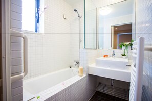 Apartamento, 2 quartos | Banheiro | Secador de cabelo, chinelos, vasos sanitários com bidê eletrônico 