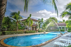 2 kolam renang outdoor, dengan payung kolam renang