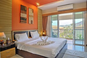 Senior lakosztály, 1 hálószobával, konyha, kilátással a medencére | Széf a szobában, íróasztal és összecsukható ágy/pótágy (felár ellenében)