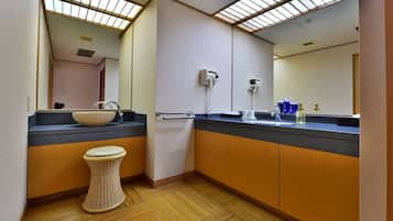 Suite Japanese Room - Hanayuki | Bathroom | Combined shower/bathtub, free toiletries, hair dryer, bidet