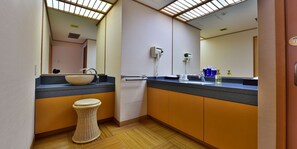 Suite Japanese Room - Hanayuki | Bathroom | Combined shower/bathtub, free toiletries, hair dryer, bidet