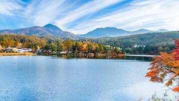 A lake surrounded by mountains and autumn foliage.