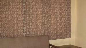 Una habitación con un sofá y una pequeña mesa.