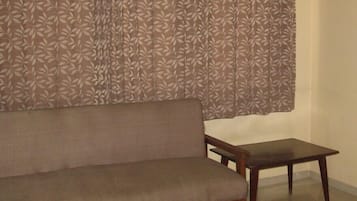 Dobbeltrom – standard, 1 dobbeltseng, røyk | Oppholdsområde | LCD-TV