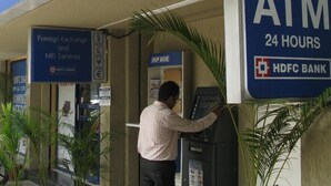 Una sucursal bancaria con un cajero automático y un letrero que indica servicio las 24 horas.