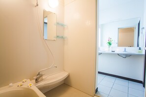 Apartament, 3 dormitoris | Bany | Assecador de cabells, sabatilles i vàter amb bidet electrònic 