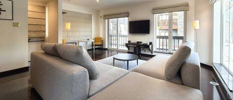 Apartment, 3 Schlafzimmer | Wohnbereich | Flachbildfernseher