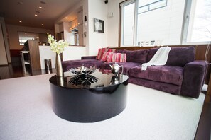 Casa geminada, 4 quartos | Área de estar | Smart TV 50 polegadas com canais digitais, TV