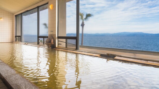 An indoor swimming pool with a view of the sea and mountains. - Ibusuki Seaside Hotel (Ibusuki)