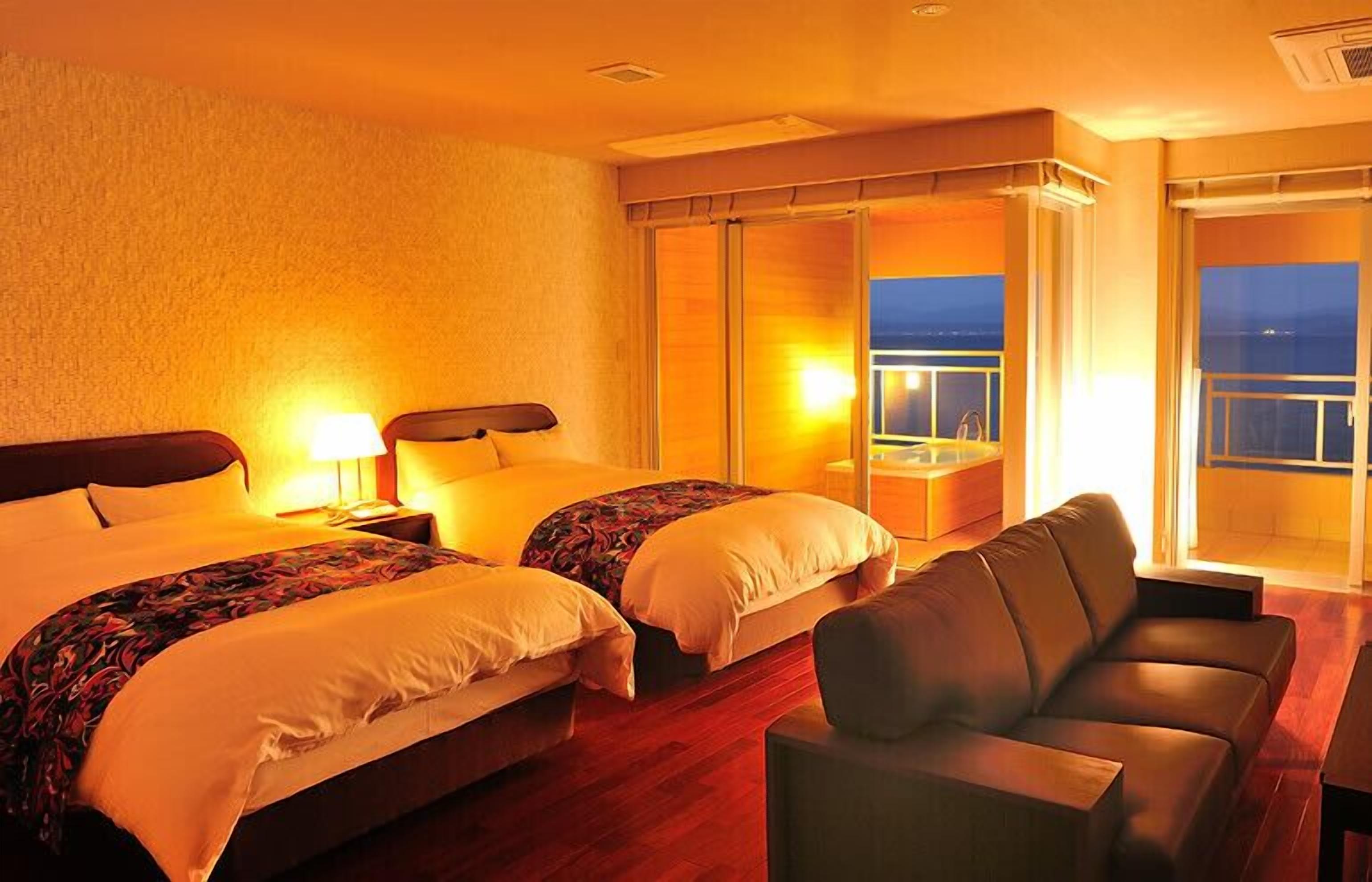 ตู้นิรภัยในห้องพัก, โต๊ะทำงาน, เตารีด/โต๊ะรีดผ้า, ผ้าปูที่นอน