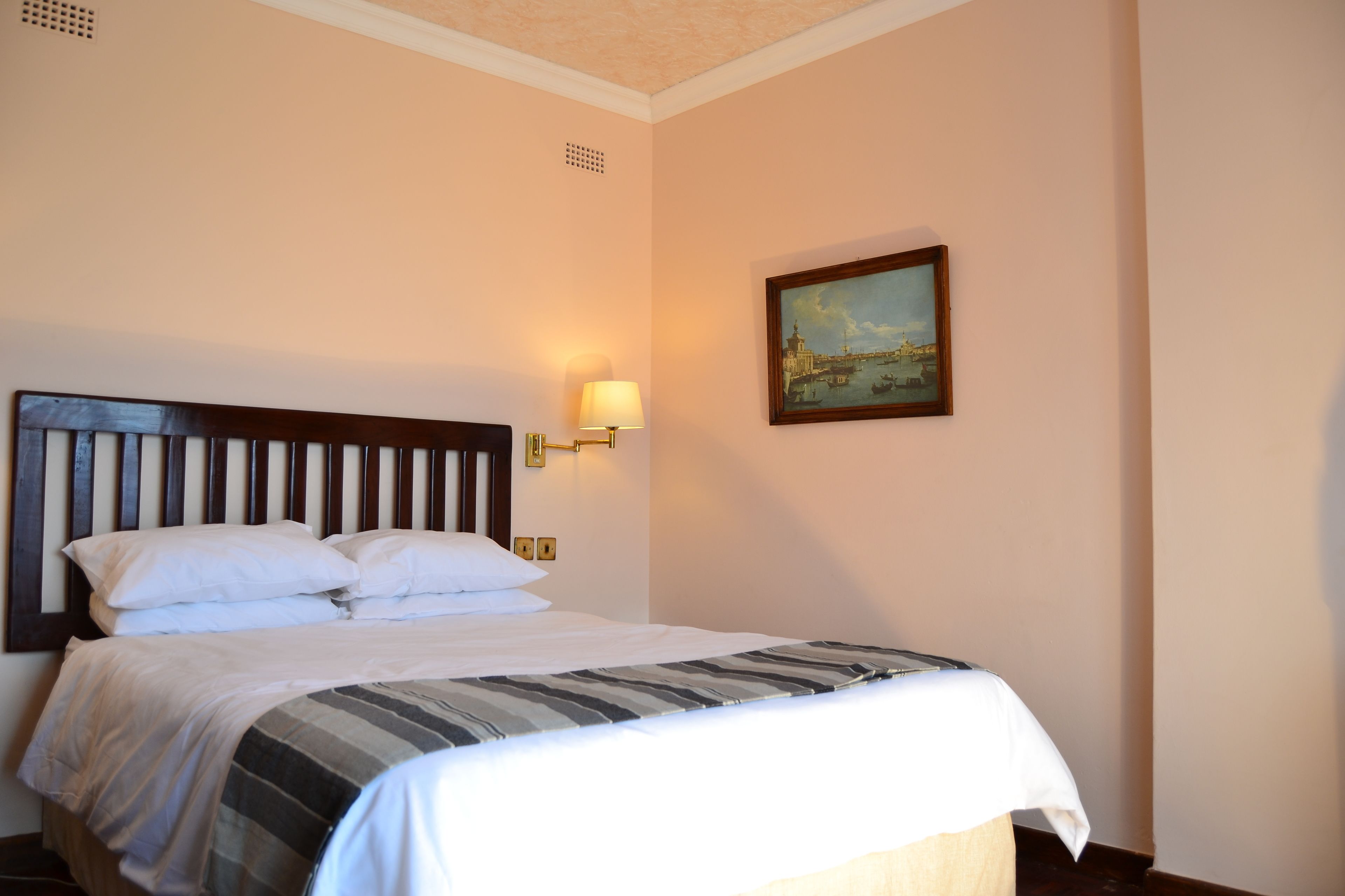 高級寝具、ミニバー、デスク、ノートパソコン用作業スペース