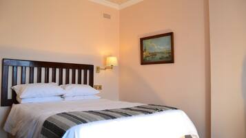 Hochwertige Bettwaren, Minibar, Schreibtisch