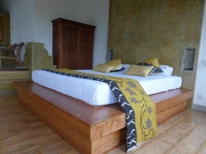 Deluxe-Doppelzimmer, 1 Doppelbett, Hügelblick | 1 Schlafzimmer, hochwertige Bettwaren, Bügeleisen/Bügelbrett, Babybetten