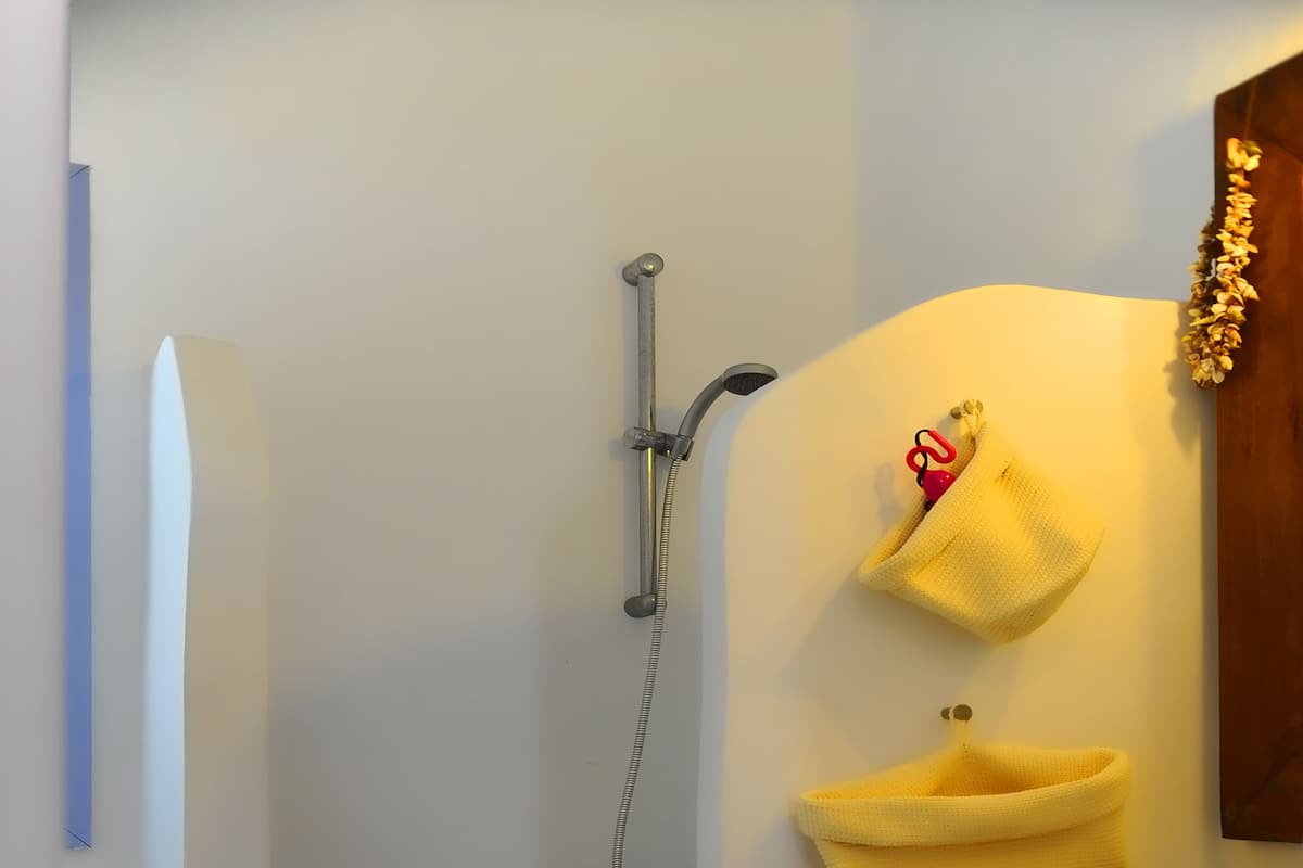 Vila, 2 kamar tidur, pemandangan laut | Kamar mandi | Shower, perlengkapan mandi gratis, dan handuk