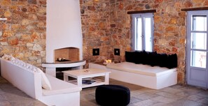 Villa, 3 chambres, vue mer | Salle de séjour | Télévision à écran plat