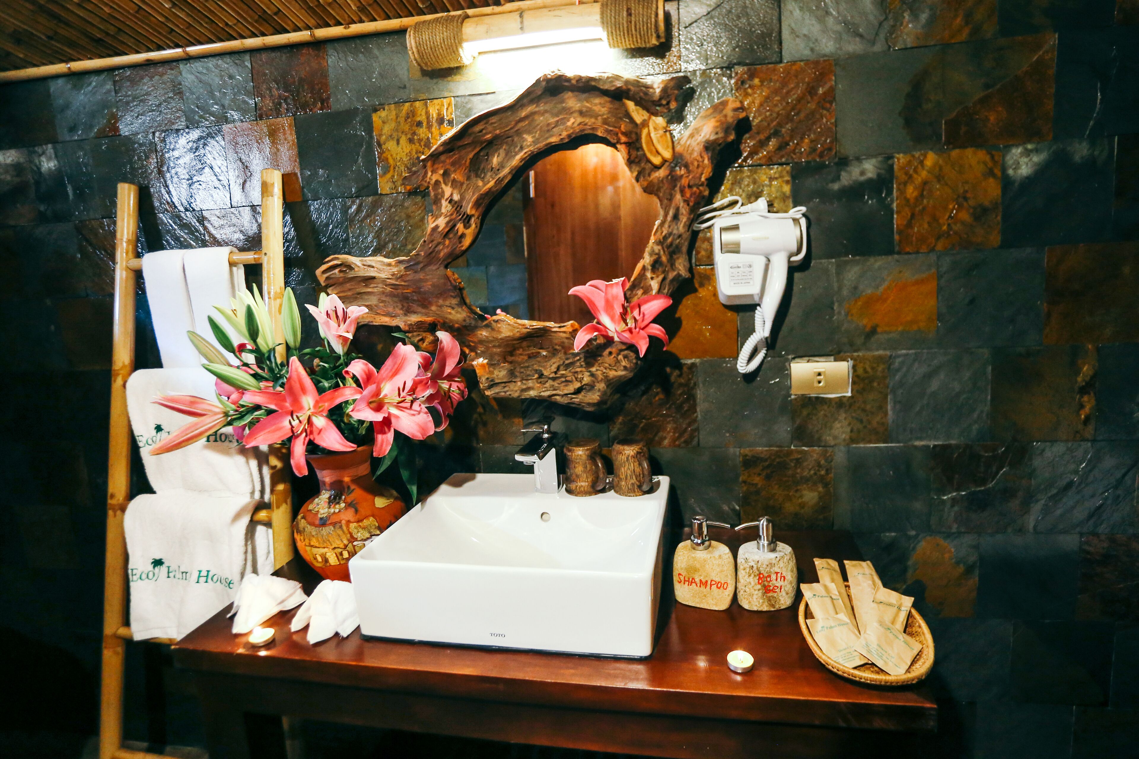 deluxe cottage | bathroom | free toiletries, hair dryer, slippers, towels