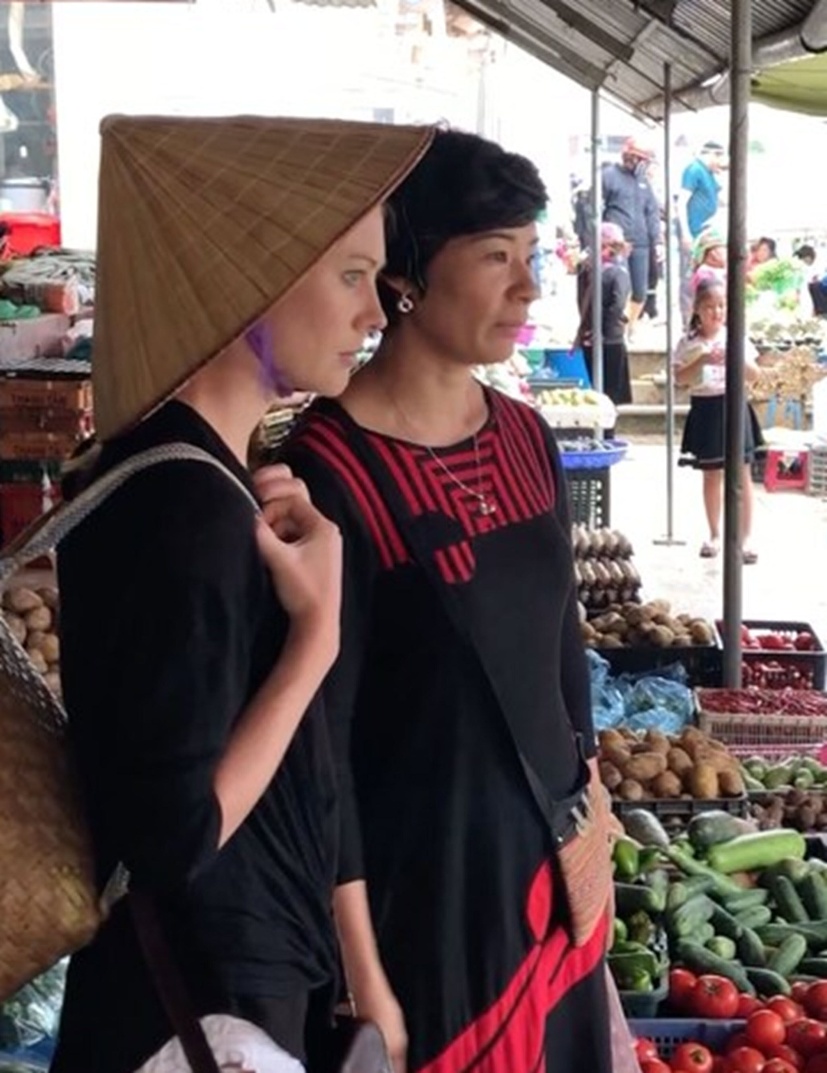 Un étal de marché où sont exposés divers légumes et fruits.