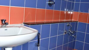 Classic Double Room, 1 Bedroom | Bathroom shower - Metro Park (Chennai)