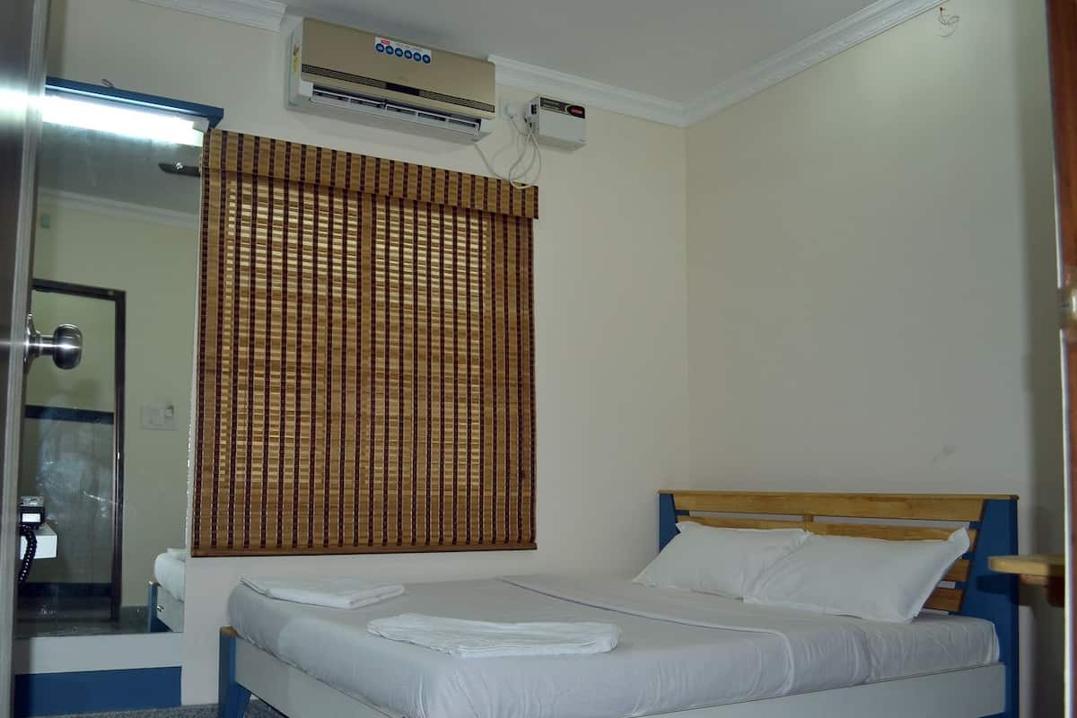 Classic Double Room, 1 Bedroom | 1 bedroom, desk, WiFi (free), bed sheets