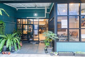 Exterior - Asoke Montri Hostel (Bangkok)
