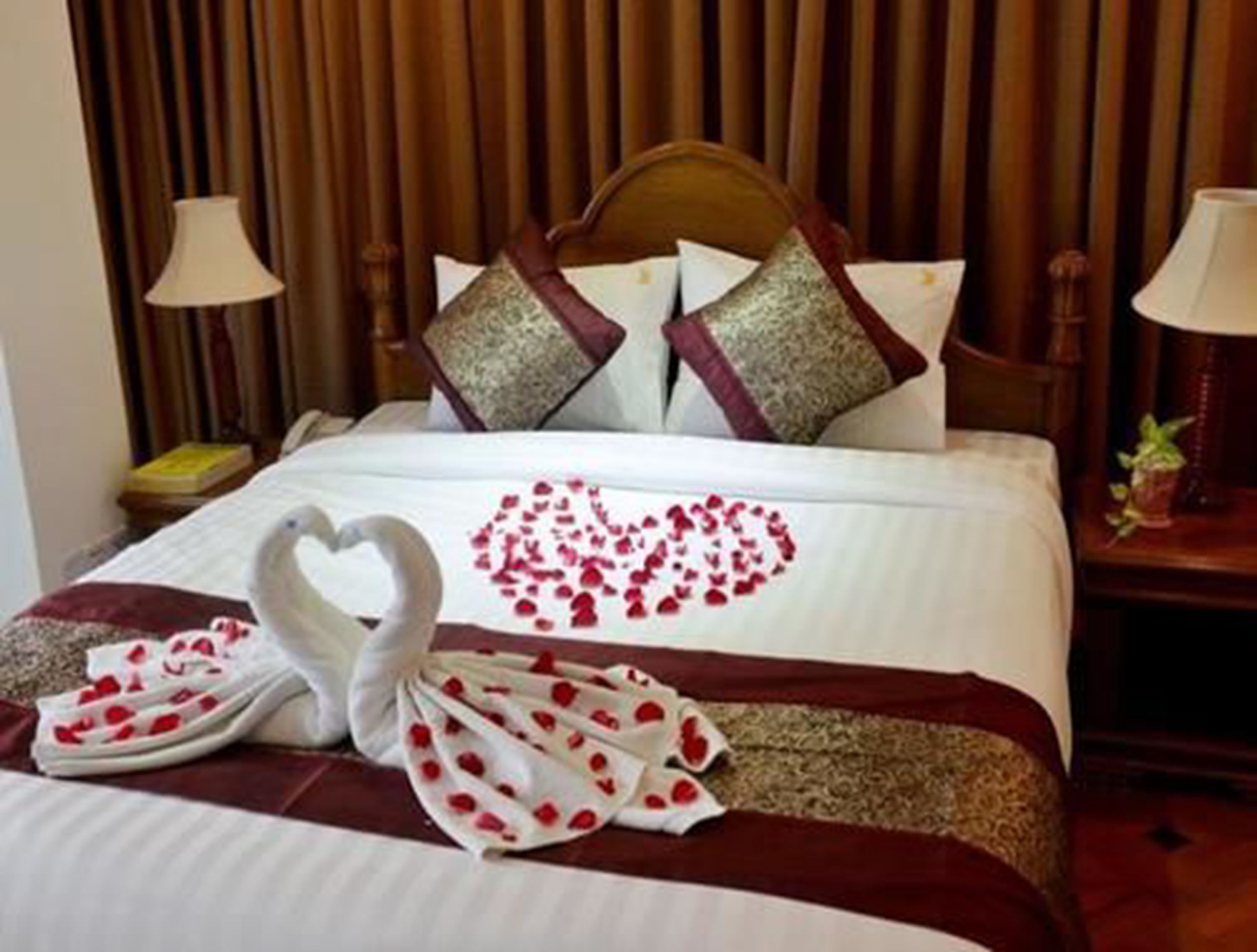 deluxe single room | minibar, in-room safe, desk, blackout curtains