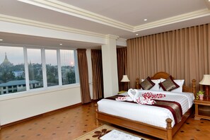 Minibar, in-room safe, desk, blackout curtains - Golden Butterfly Hotel (Yangon)