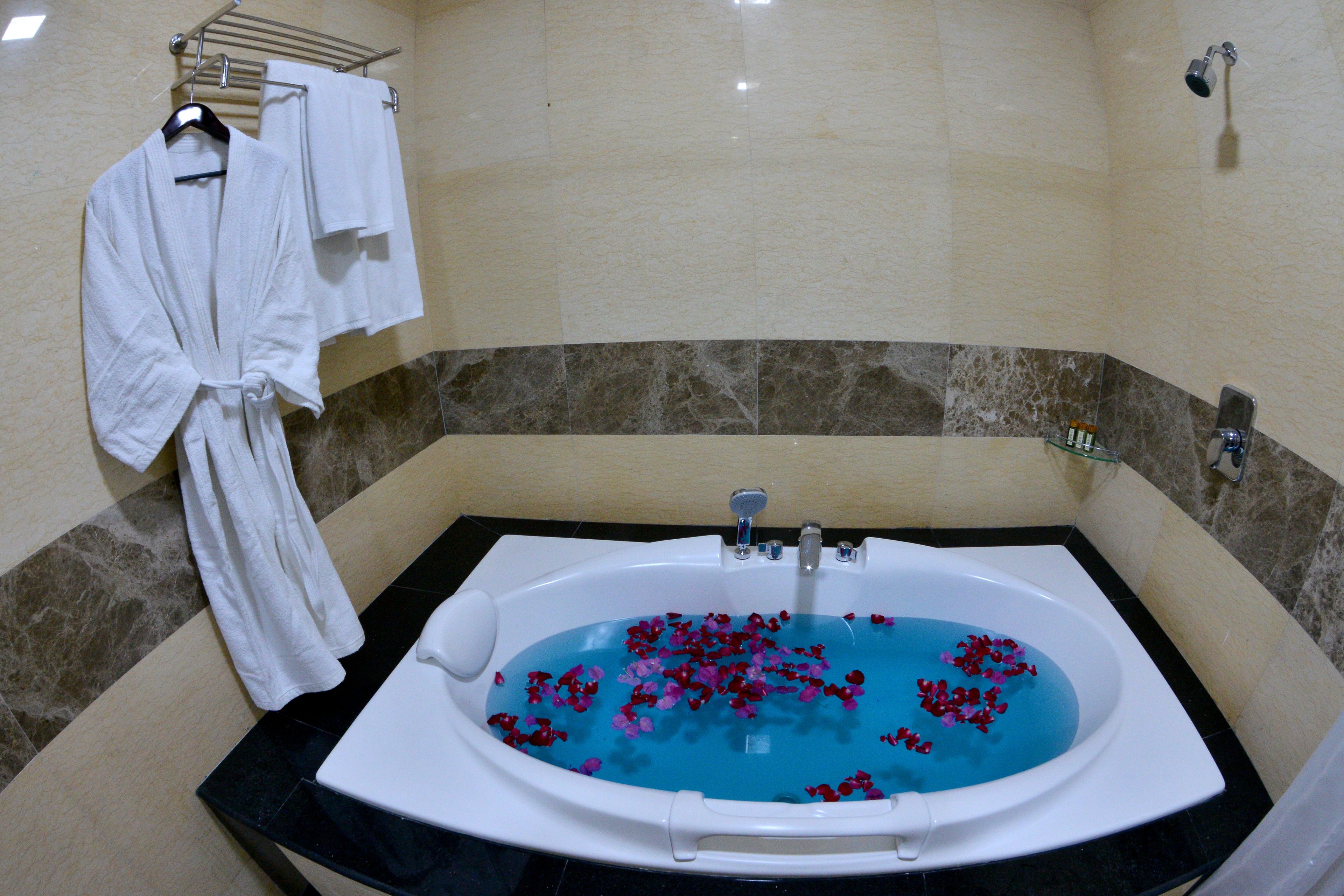 suite | deep-soaking bathtub