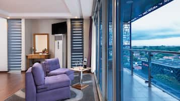 Suite – junior | Safe på rommet, skrivebord, blendingsgardiner og lydisolert