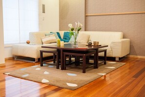 Leilighet, 3 soverom | Oppholdsområde | En 40-tommers Flatskjerm-TV med digitale kanaler samt smart-TV