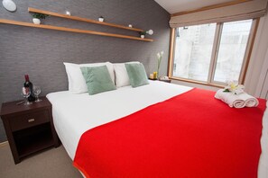 Leilighet, 3 soverom | Safe på rommet, skrivebord, strykejern/-brett og wi-fi (inkludert)