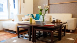 Ein modernes Wohnzimmer mit Sofa, Couchtisch und Dekoration.
